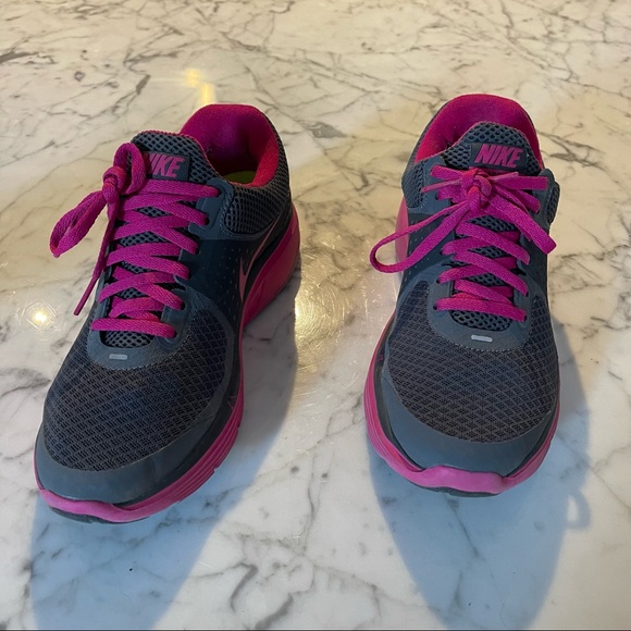 NEW Nike Sneakers - Picture 13 of 15